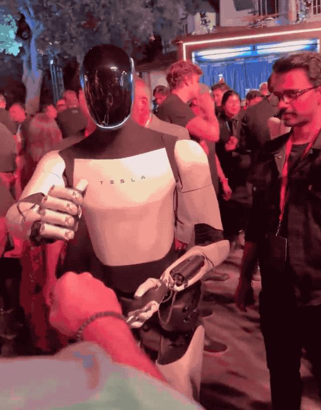 特斯拉发布会上惊艳的社牛人形机器人，原来是真人远程遥控的？