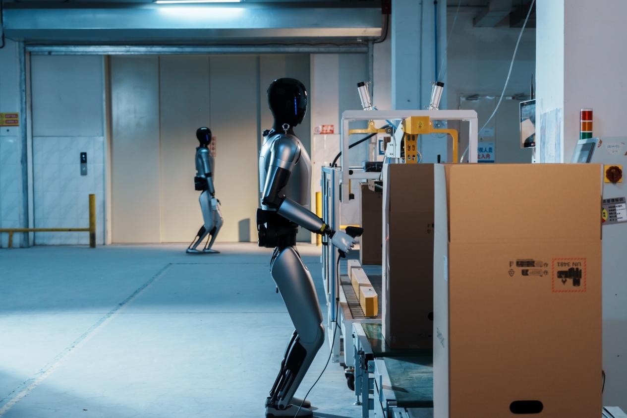 魔法原子人形机器人 MagicBot 工厂训练实拍 展现多机协作能力